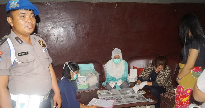 10 orang digiring dari lokasi tersebut, 6 diantaranya wanita pemandu karaoke oleh Badan Narkotika Nasional Provinsi (BNNP) Jambi